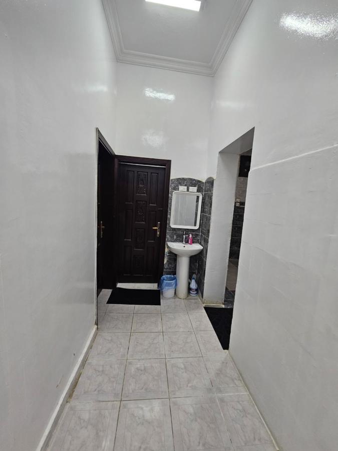 مفرشة رقم 3 تبعد ٣ كم عن الحرم النبوي الشريف Apartment *